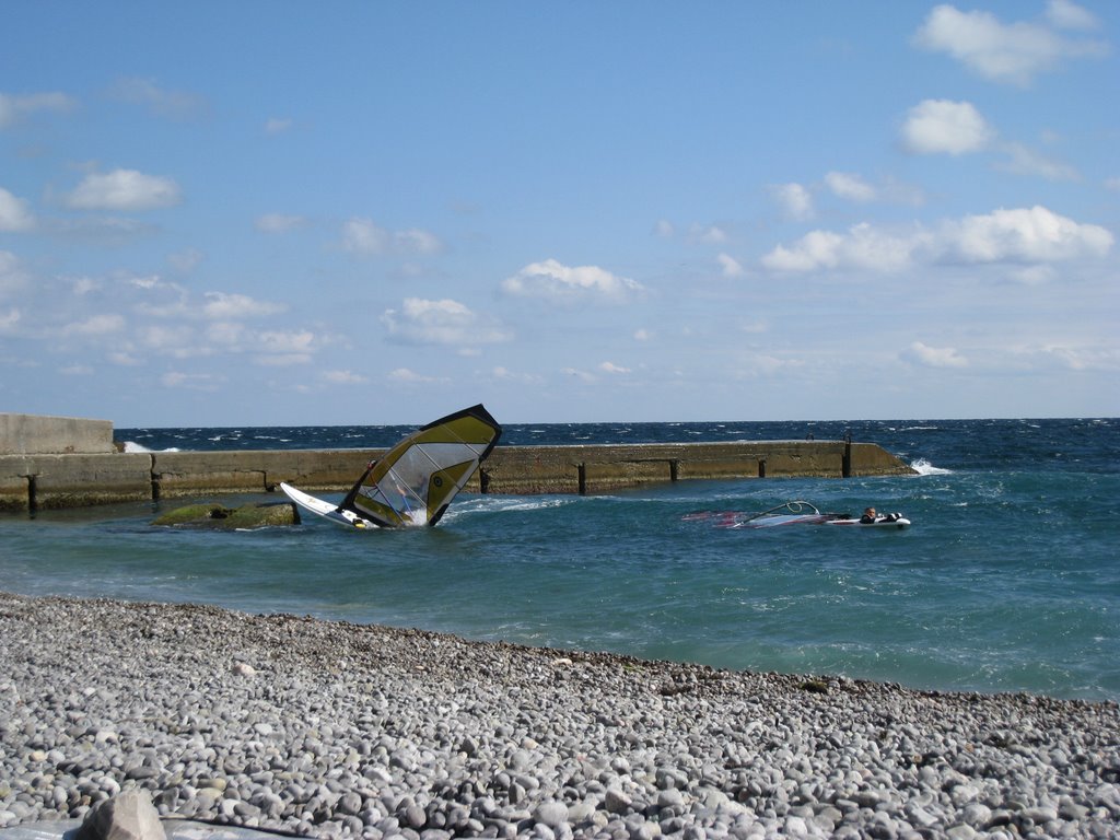 Windserfing. Нашла доска на камень. Осталась цела.