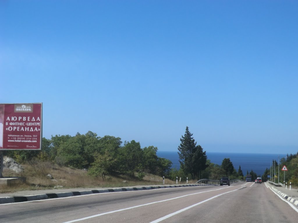 Auf der Fahrt nach Balaklava, hier geht die H19 direkt ins Schwarze Meer . . . naja, kriegt schon noch die Kurve !