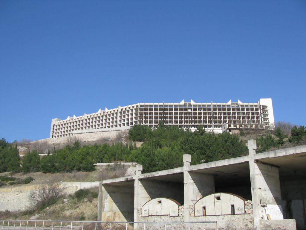 Кацивели, вид на брошенный пансионат