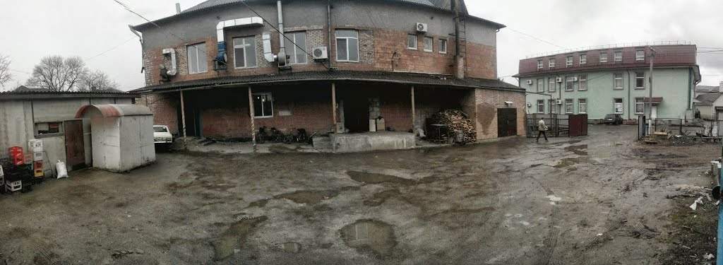 Вид во дворе (180 градусов)