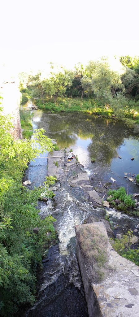 Вертикальная панорама с моста с видом на речку