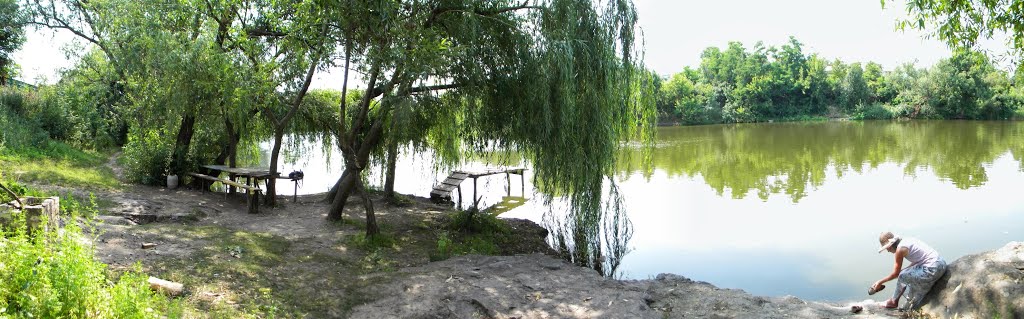 Panorama у реки и рядом столик