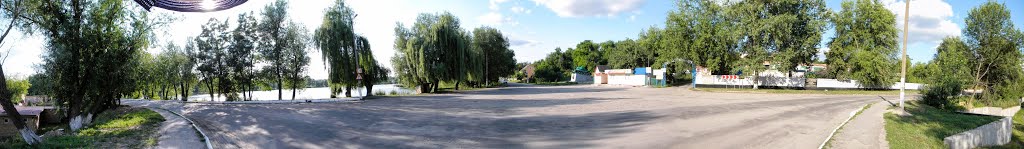 Панорама перед мостом на перекрёстке