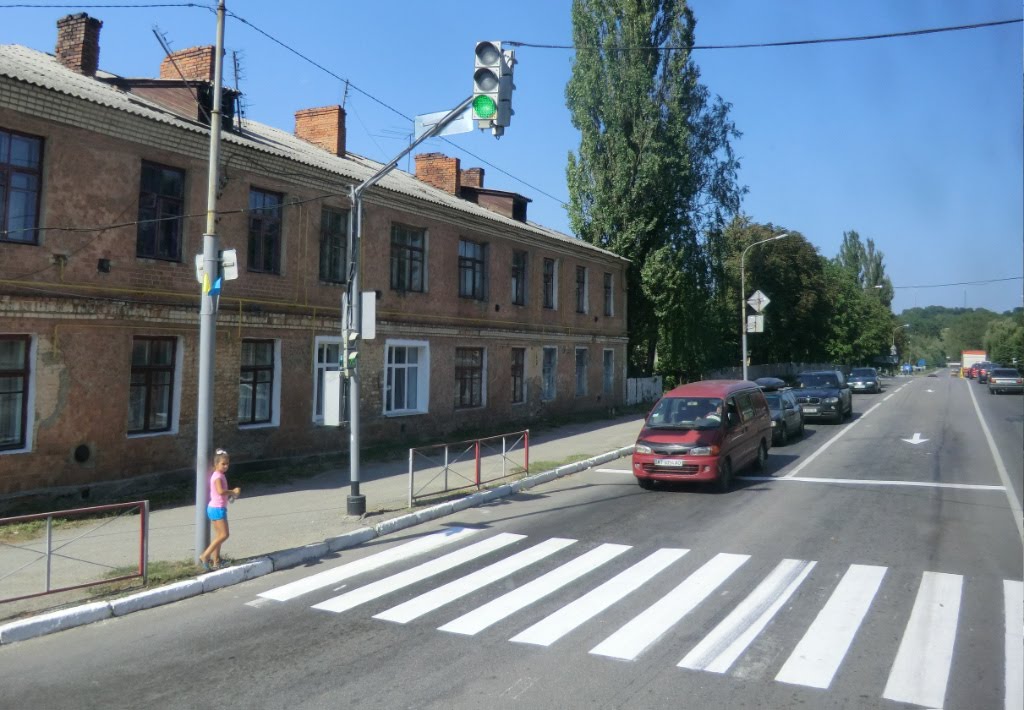 Lityn, Oblast Winnyzja,  Zebrastreifen, Ampel - Fußgänger werden gut geschützt.