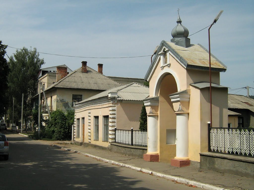 ►Біля церкви