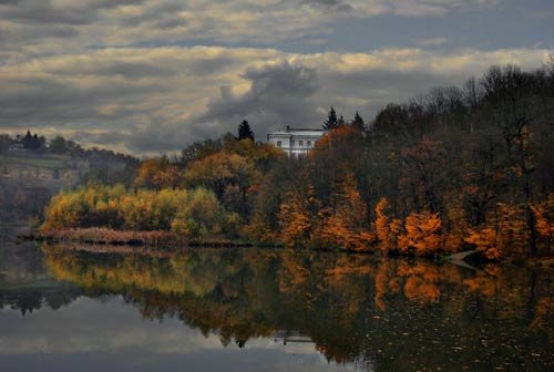 pond and palace on Myrovani Kurylivtsy