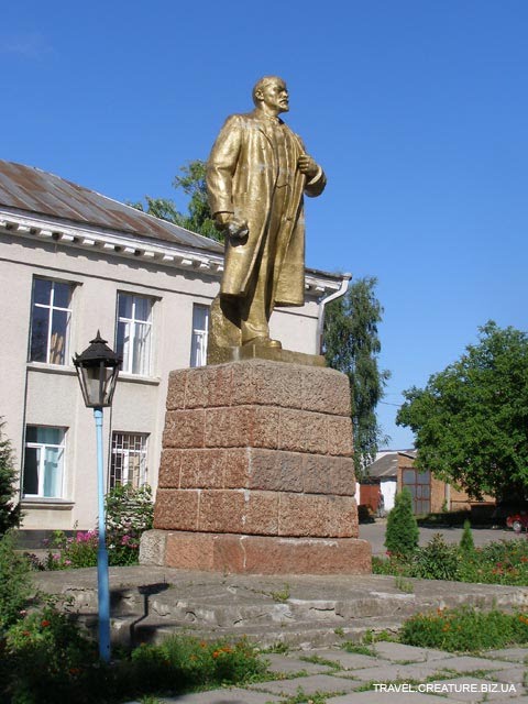 Пам`ятник Леніну в Мурованих Курилівцях