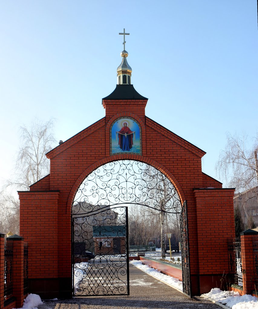 Вход в храм у мемориала в Песчанке.