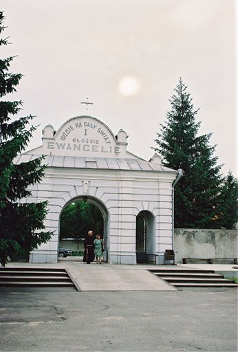 площа перед костелом