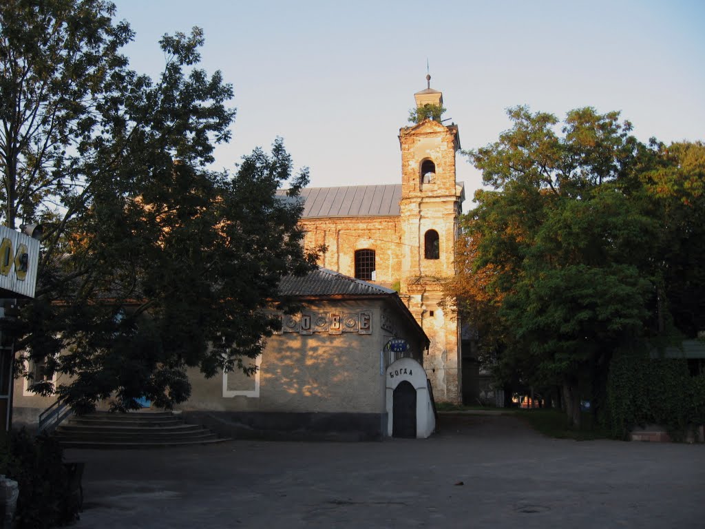 ввечері біля старого костела * near the old catholic church