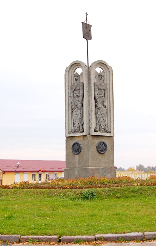 Древние князья встречают гостей в на жд вокзале.