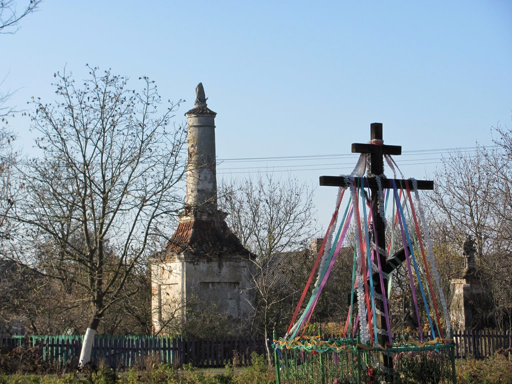 Три скульптуры святых. Одна 10м,от постамента,жаль не сохранилась,боковые находятся в тени деревьев,что летом их и не видно.Говорят,что в 18в. они стояли на площади Рынок.Значит она была здесь...