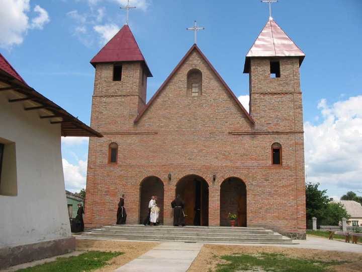 КАМІНЬ-КАШИРСЬКИЙ Парафія Архангела Михаїла; мурований парафіяльний костел.