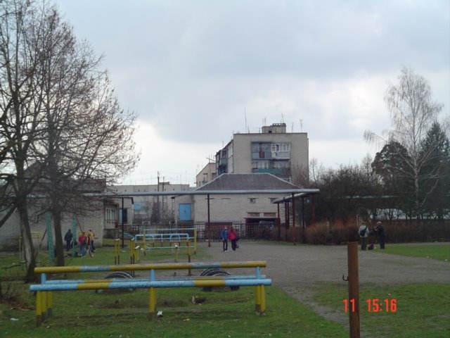 Шкільний спортмайданчик