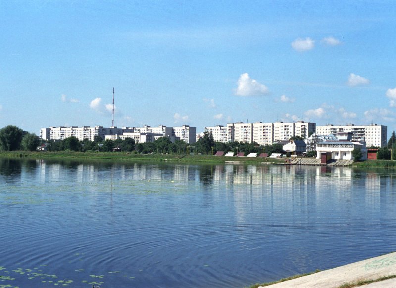 Ковельське водосховище. Вигляд на водно-веслувальну базу та житловий масив вулиці Володимирської