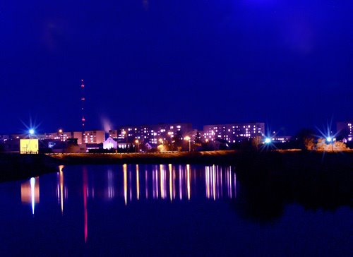 Нічний погляд на міське водосховище_A nightly look is to the city storage pool