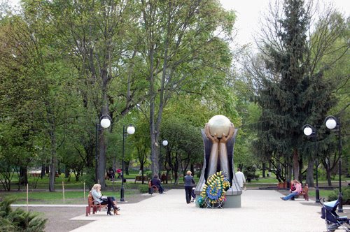 Памятник ліквідаторам аварії 1986р. на Чорнобильській атомній електростанції