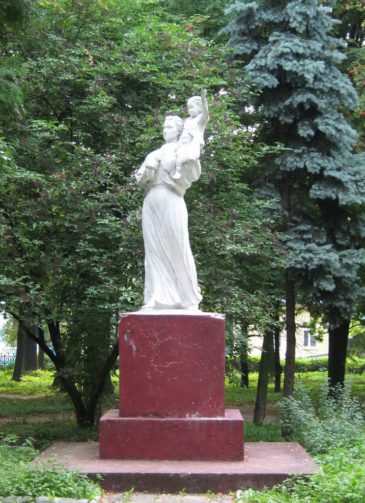 ►Статуя "жінка з дитиною"
