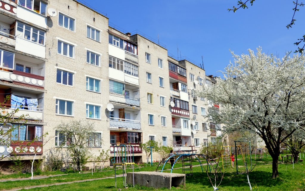 Весна на Сонячній