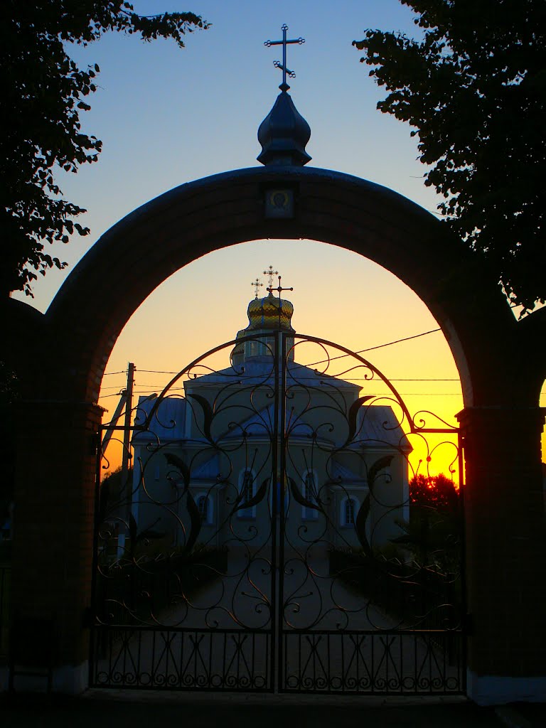 Брама Михайлівської церкви(липень 2012)