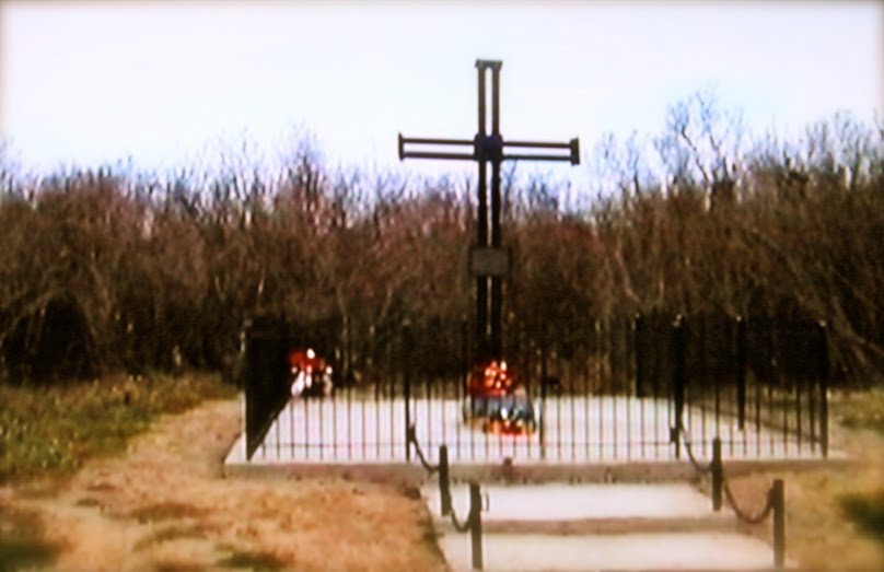 Turyjsk 2004, od niedawna już wyraźnie wiadomo, że między krzakami i drzewami znajduje się cmentarz