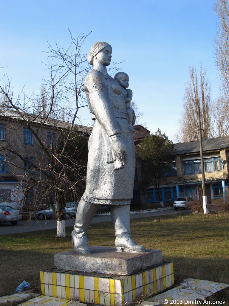 Мама та дитина біля райлікарні у Широкому, 2013
