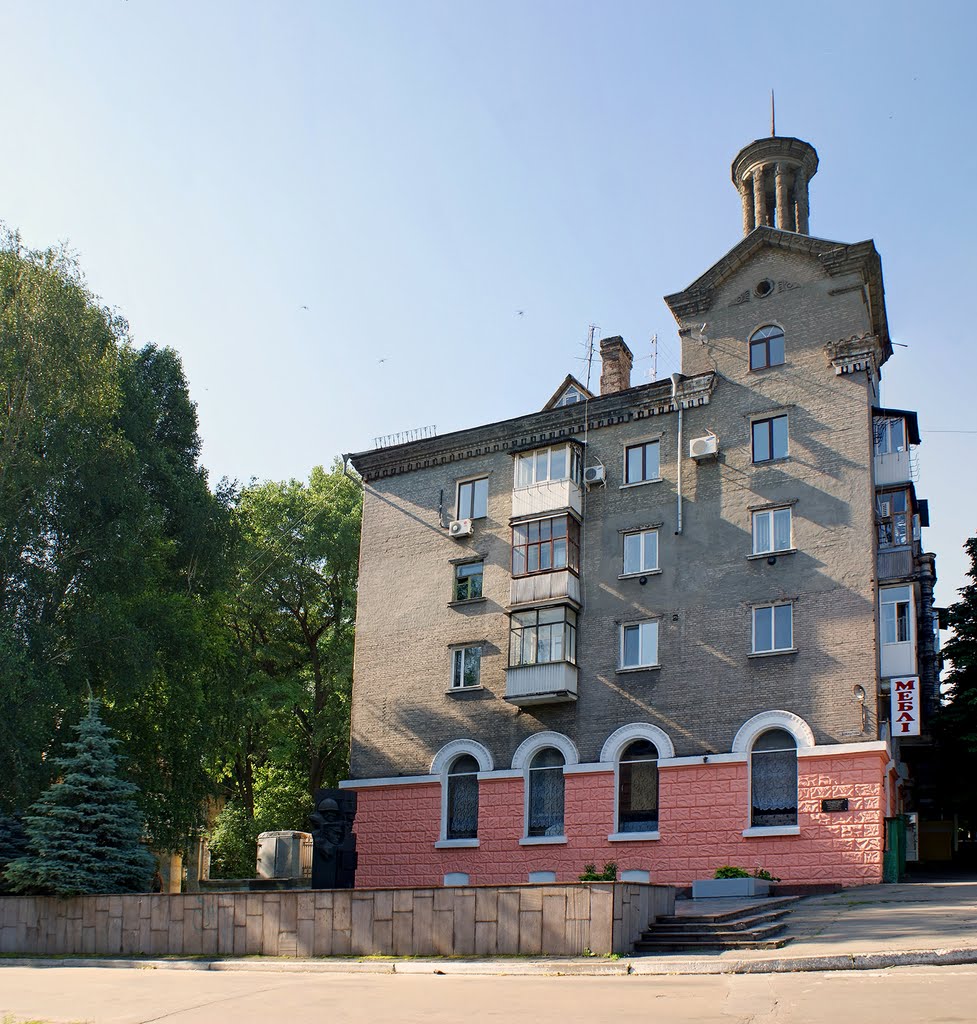 Dneprodzerzhinsk. Crossing of Dolmatov Str. and Lenin Ave. - Днепродзержинск. Перекресток ул.Долматова с проспектом Ленина