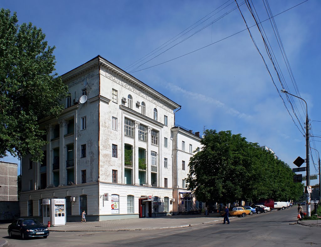 Building in the Crossing of Lenin Ave. & Kovalevich Str. - Дом на пересечении пр.Ленина и ул.Ковалевича
