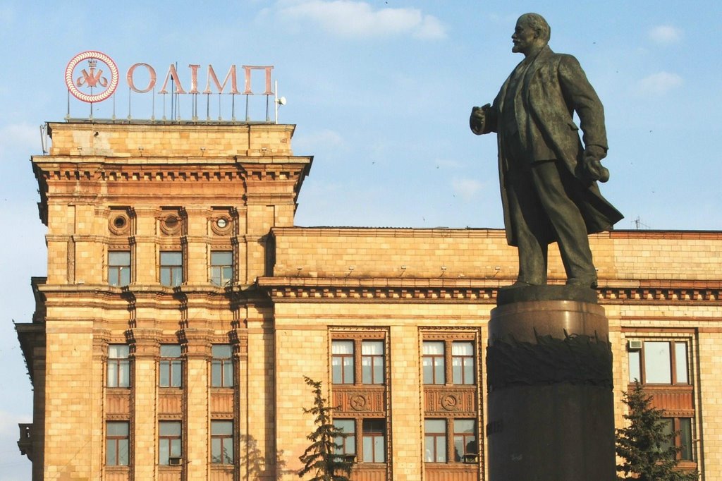 Ukraine - Dnjepropetrowsk - Lenin am Olymp, oder macht er Reklame für Olymp-Wodka?