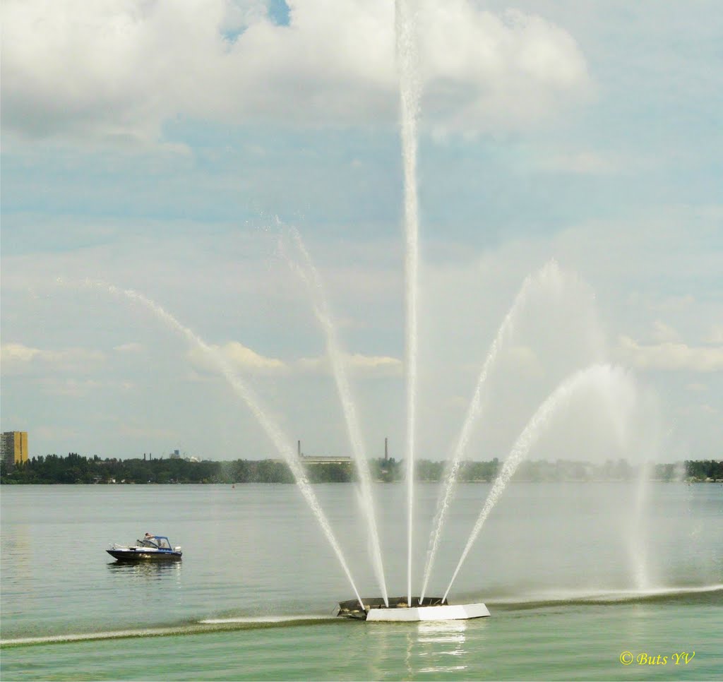 Light and music fountain "White Swan" near the hotel "Dnipropetrovsk" Светомузыкальный фонтан «Белый лебедь» вблизи отеля «Днепропетровск»