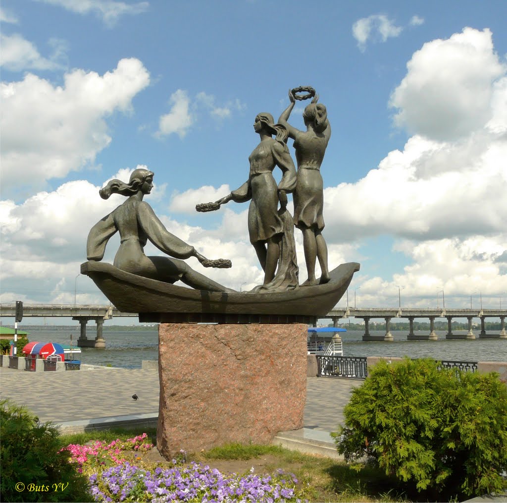 The sculpture "Youth of the Dnieper" on the Embankment near the Circus. Скульптура «Юность Днепра» на Набережной возле Цирка