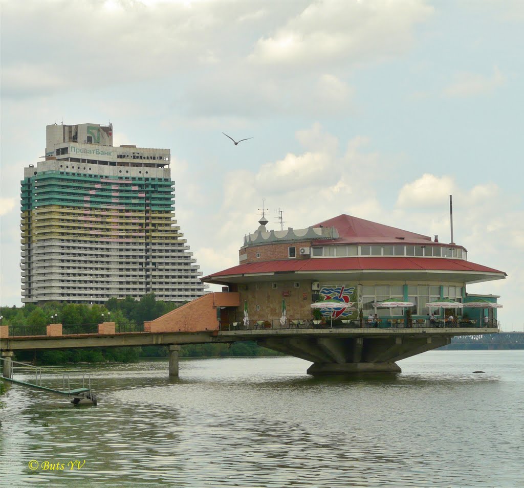 Dnepropetrovsk embankment. View of the Floating restaurant and the hotel «Sail». Днепропетровская набережная. Вид на ресторан «Поплавок» и отель «Парус».