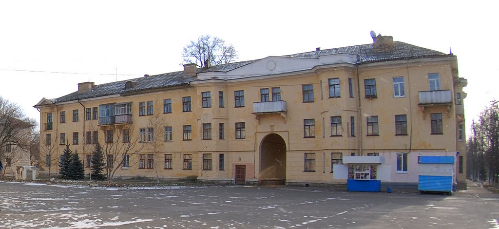 Дом на площади, около к-т "Мир" (справа)