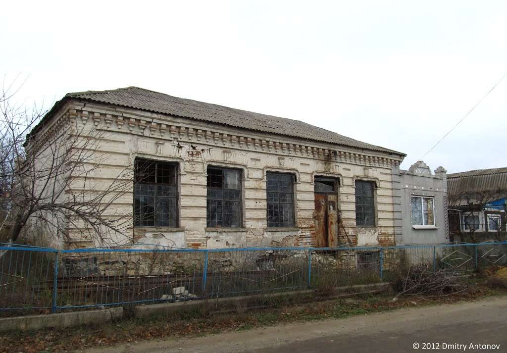 Дореволюційна будівля магазину на колишній вулиці Шпигельгасс в єврейській колонії Інгулець, 2012