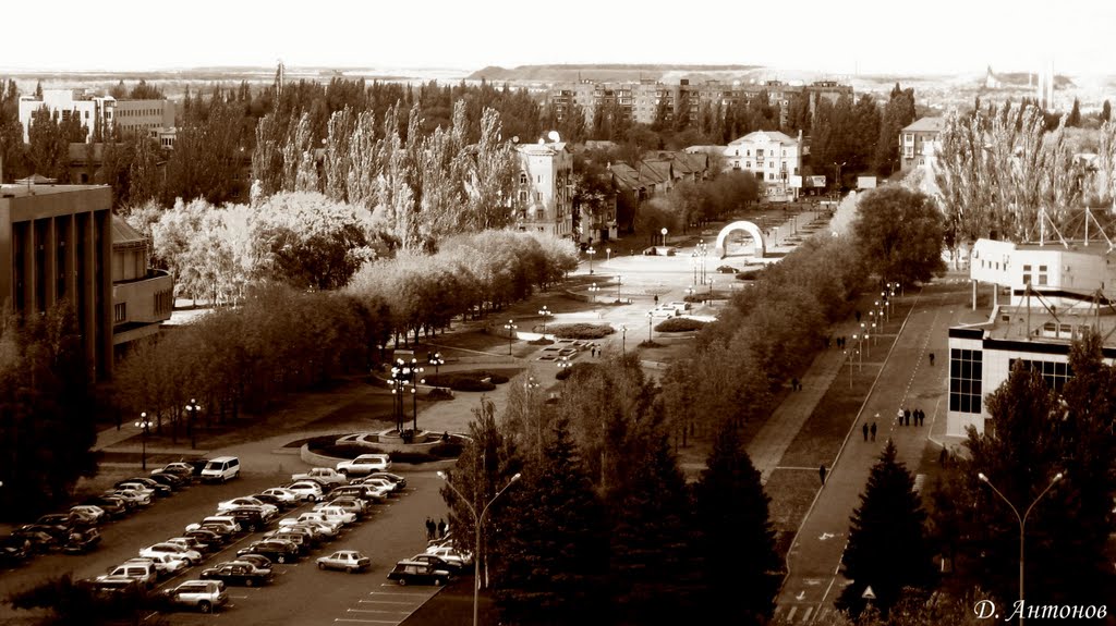 Біля міськвиконкому