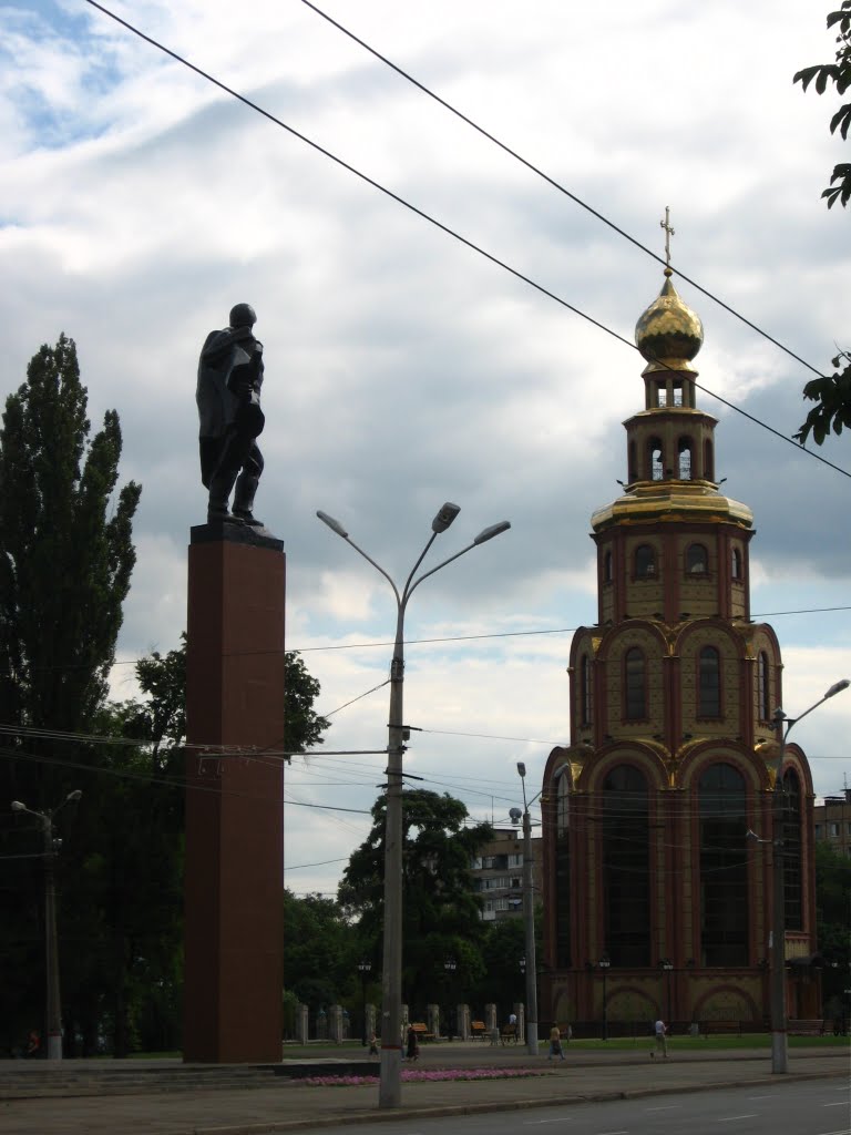 м. Кривий Ріг. Пр. Миру. Монумент "Перемога" та дзвіниця, 2010 р.