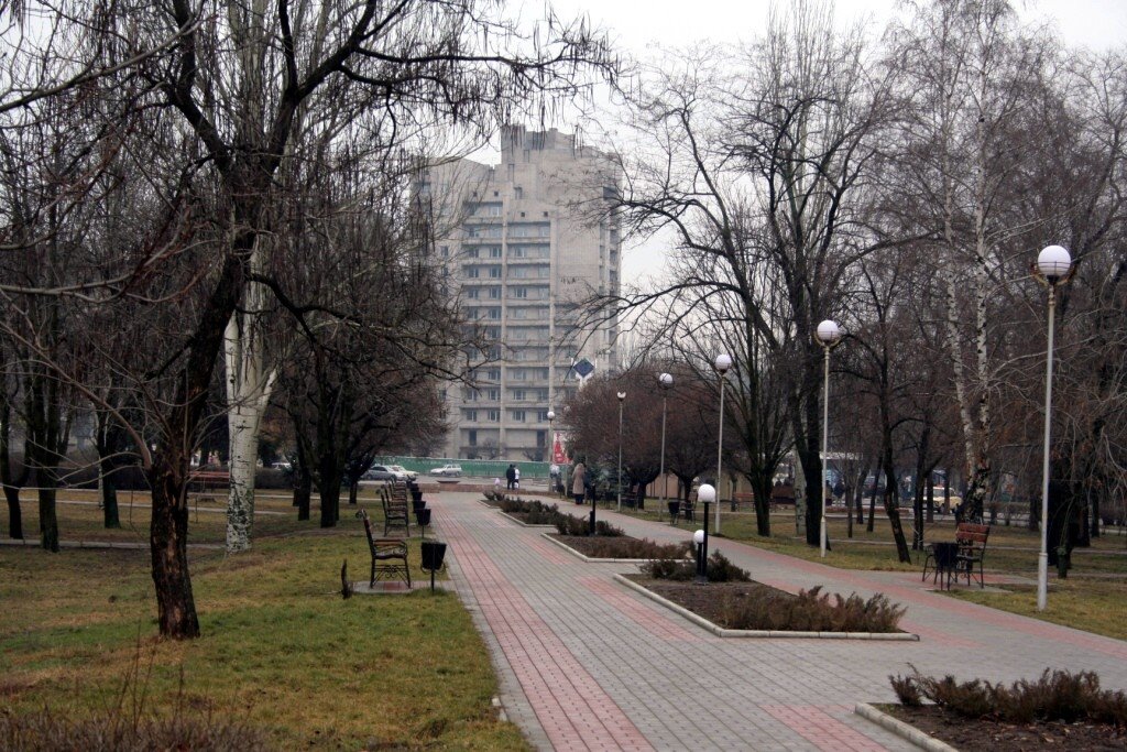 Весна, "новостройка" возле универмага