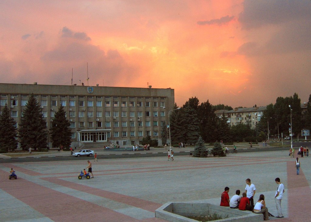 Закат на площади перед горисполкомом. Никополь