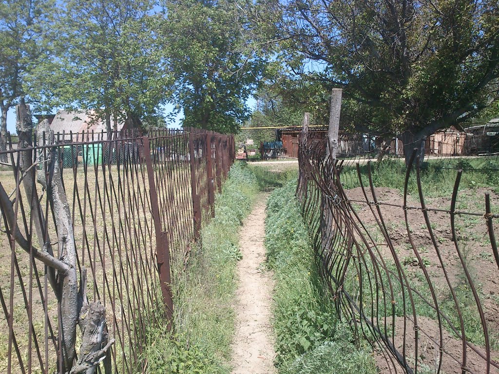 Footpath access to the Village #1, a suburb of Ordzhonikidze